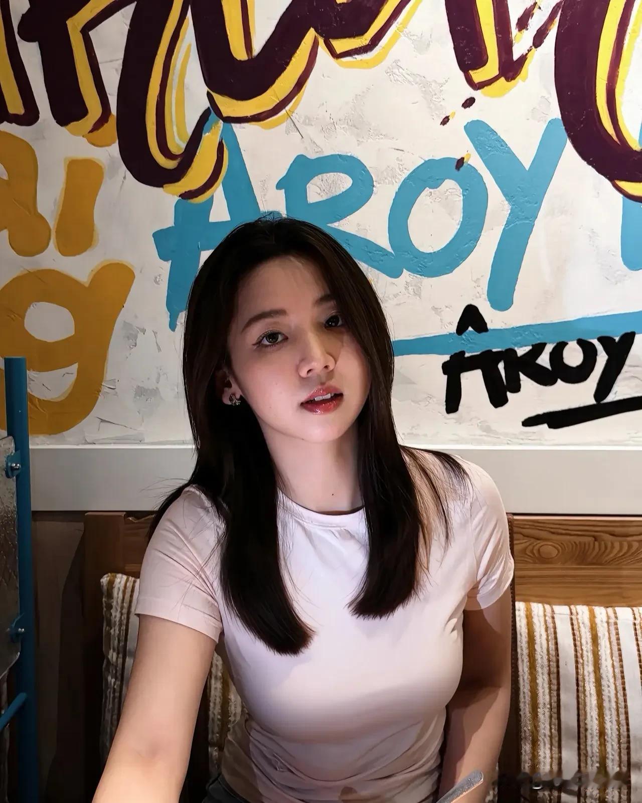 气质女生，不止于外表。举手投足间，皆是修养的沉淀。独处时静如幽兰，谈