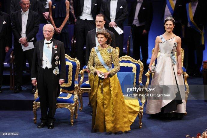 算上时差还热乎的图，一年一度瑞典王室最隆重的活动：诺贝尔奖颁奖礼正在进行中今