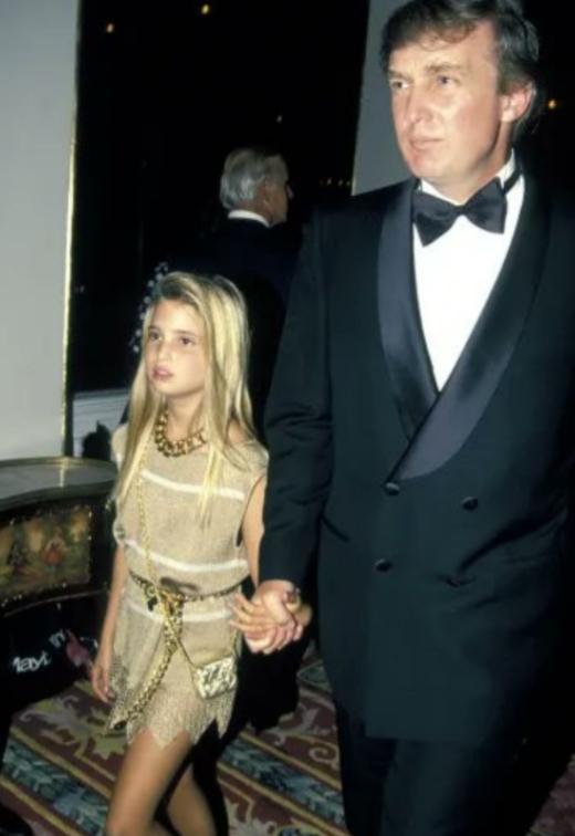 其实，伊万卡和特朗普之间的乱伦事情传了很久了。 美国司法部公开的爱泼斯坦案最