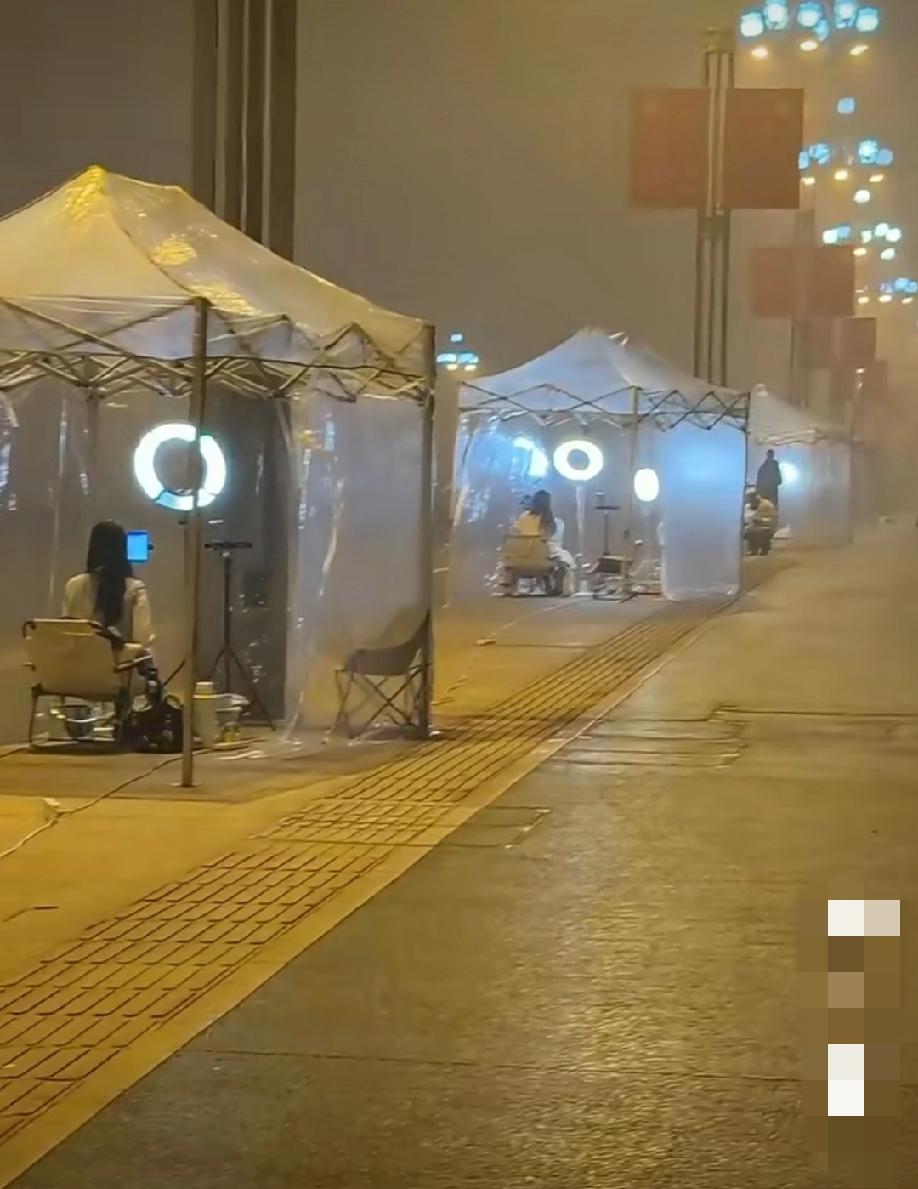 寒冬的一个夜晚，天上飘着蒙蒙细雨，沿着街边一溜烟的美女主播，都在直播间跟各自的榜