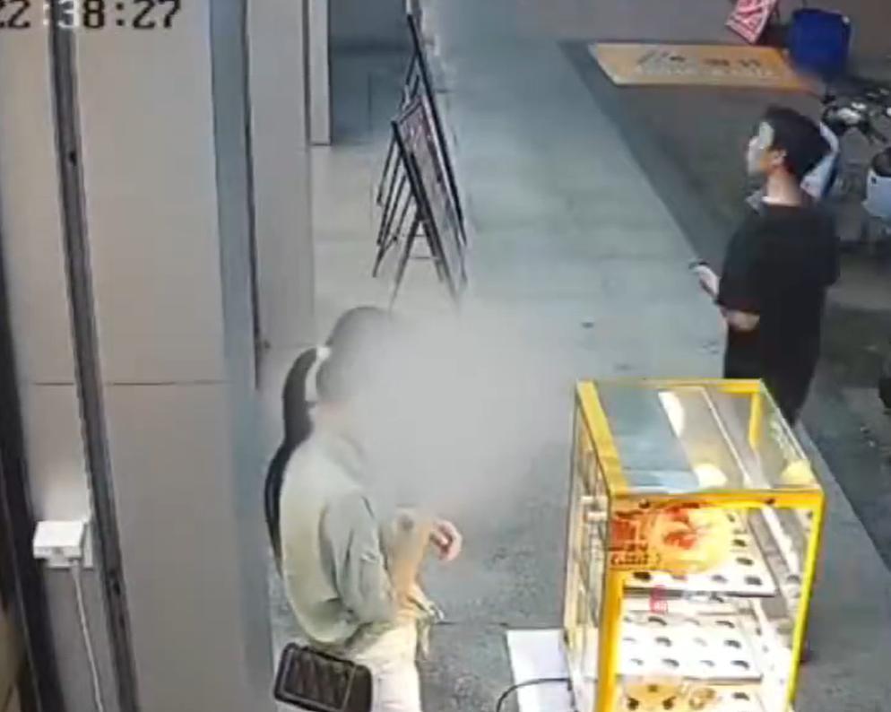 9月20日，广东惠州一家便利店门口摆放着蛋挞展示柜，店员们正在店内忙着打包外卖订