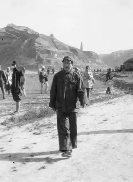 别再说自己难了，谁能比毛主席那会更难？毛主席回忆延安时期时说，几乎弄到没有衣穿，