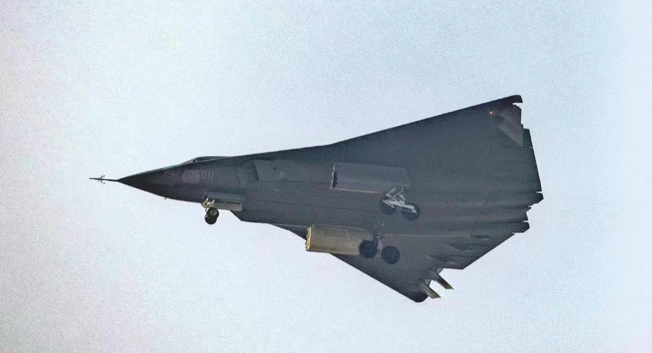 PL-21如果能打1000公里，那歼36自带预警功能，塞一肚子PL-21，然后在
