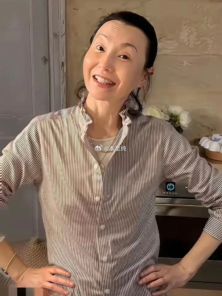张曼玉在法国的庄园里做果酱，看来年轻时再好看，老了都一样，女神最终也变成了老太婆
