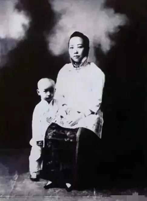 1904年，杭州富商之女，嫁给了个穷书生，陪嫁三处豪宅及上万两白银！世人皆笑她“