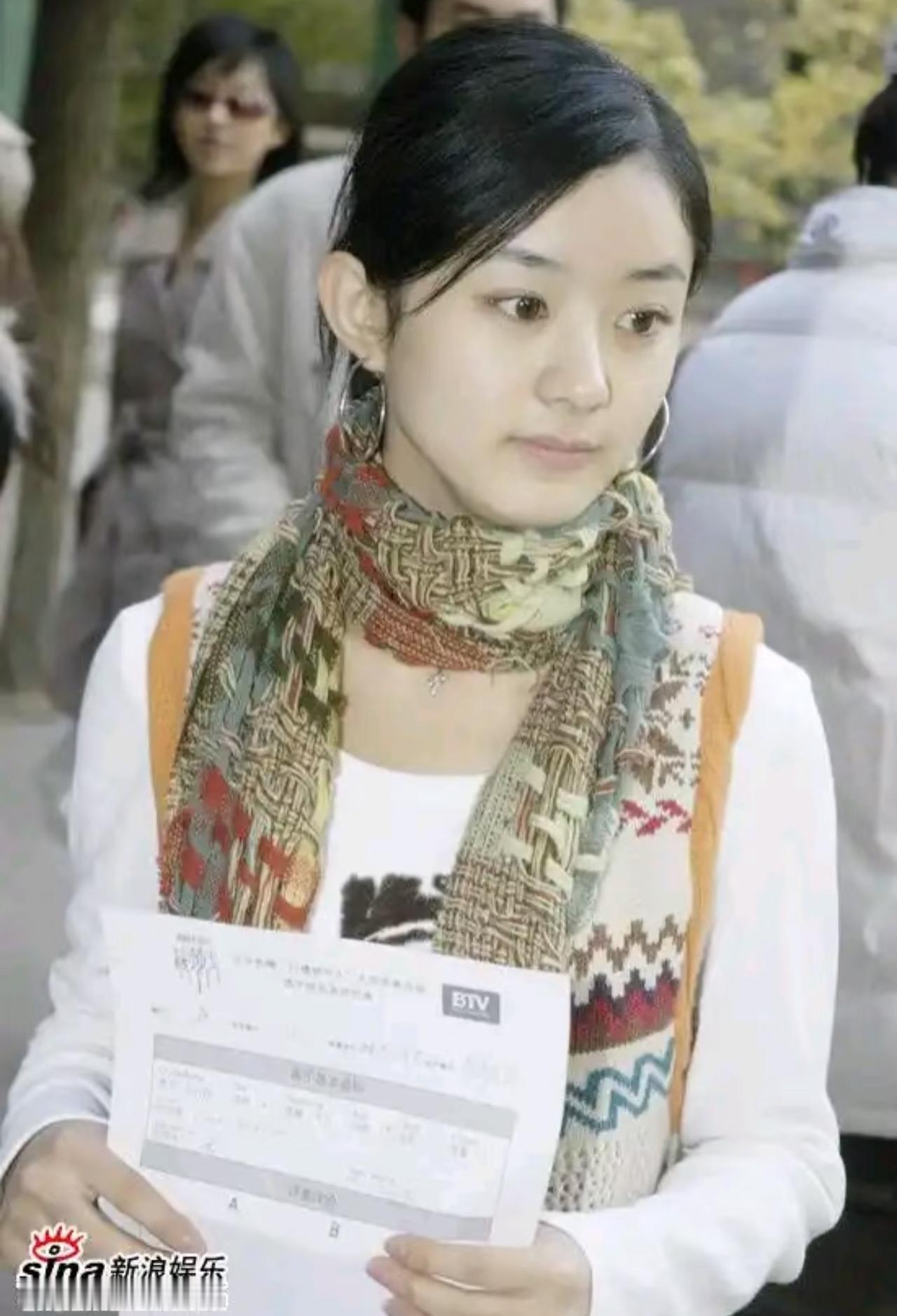 2006年，19岁的赵丽颖参加红楼梦海选，那时候的颖宝脸上还有婴儿肥，真的是清纯