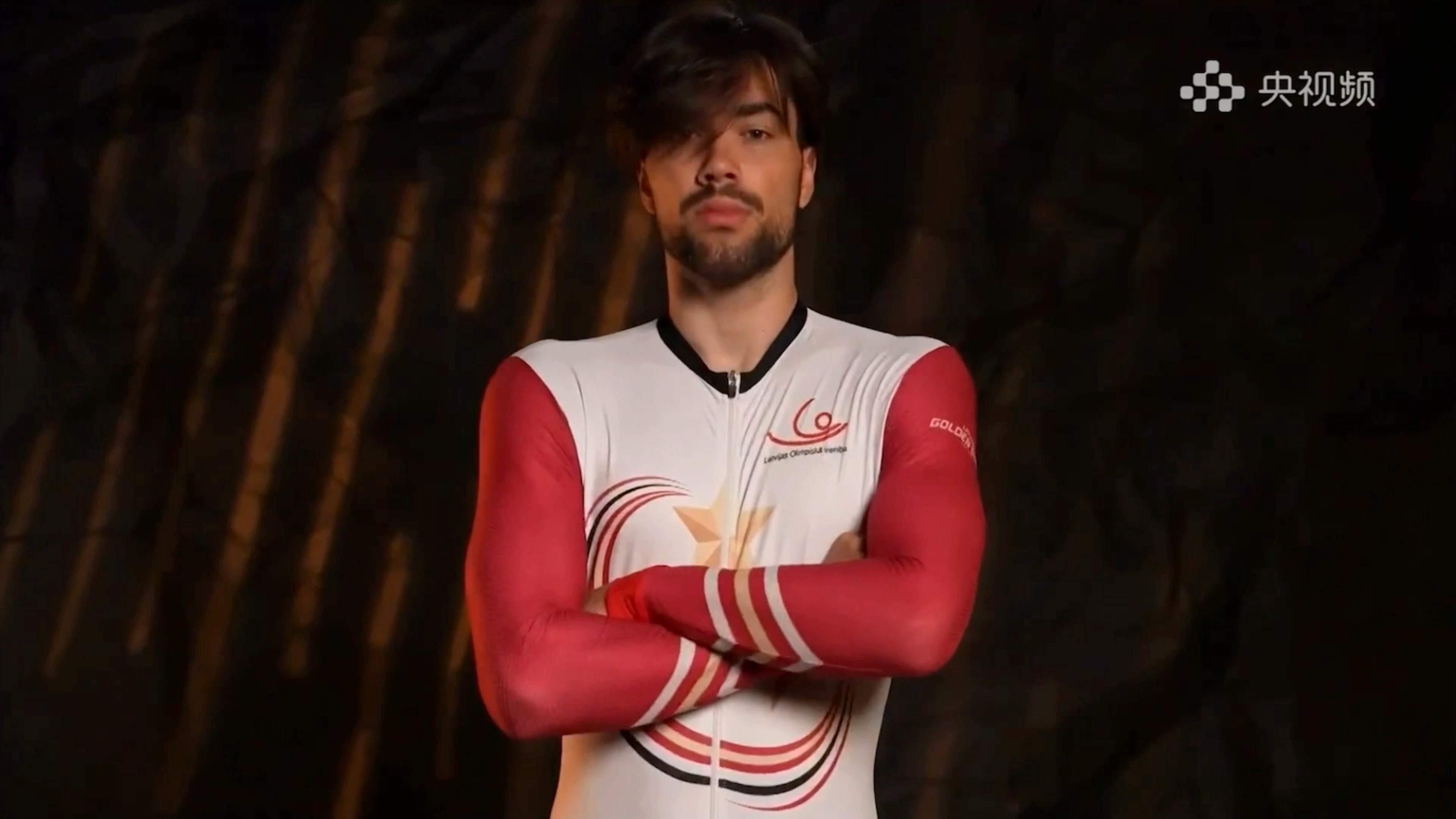 短道速滑这位哥的出场动作居然是siu😂