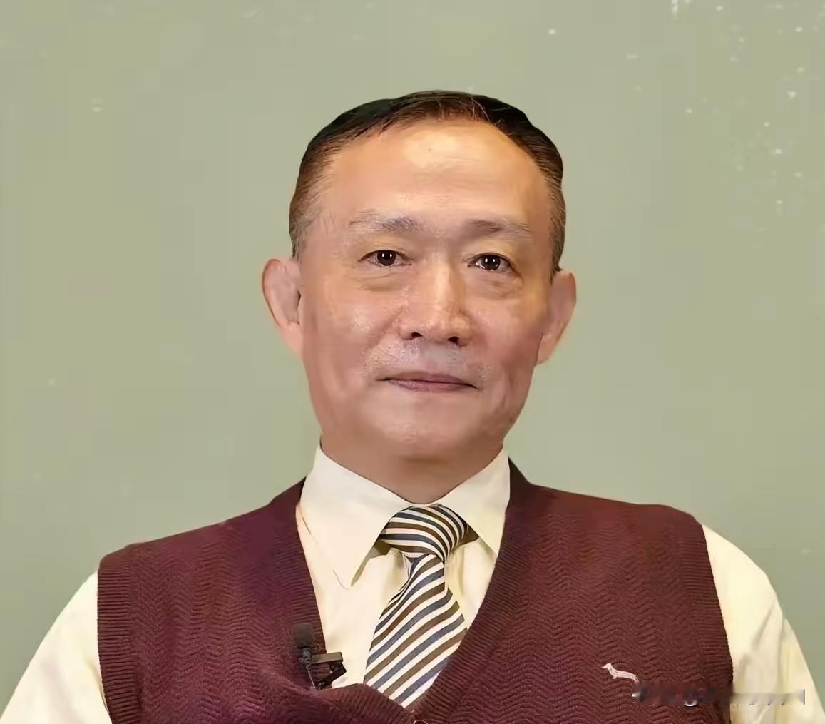 卢麒元这回算是把那层遮羞布给扯下来了，看得人脸红。咱们泱泱大国，实体经济干得热