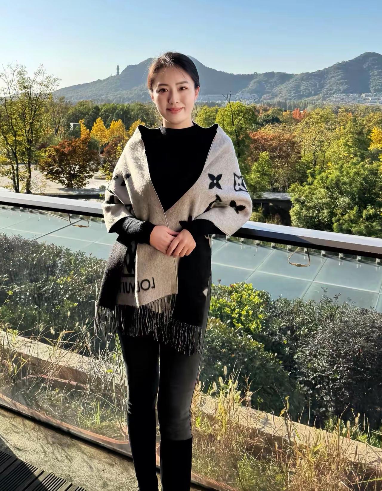 最亮的光往往来自最深的黑暗，正如最深的智慧，诞生于对无知的彻底承认。