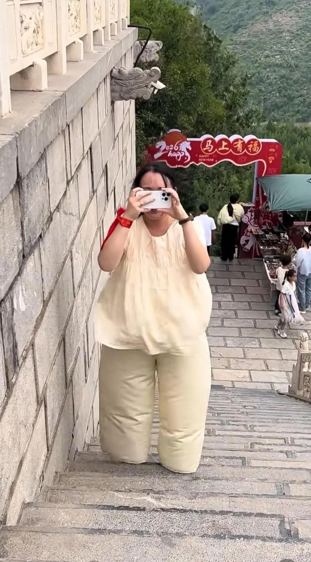 千万不要穿宽松的衣裤出去旅游！