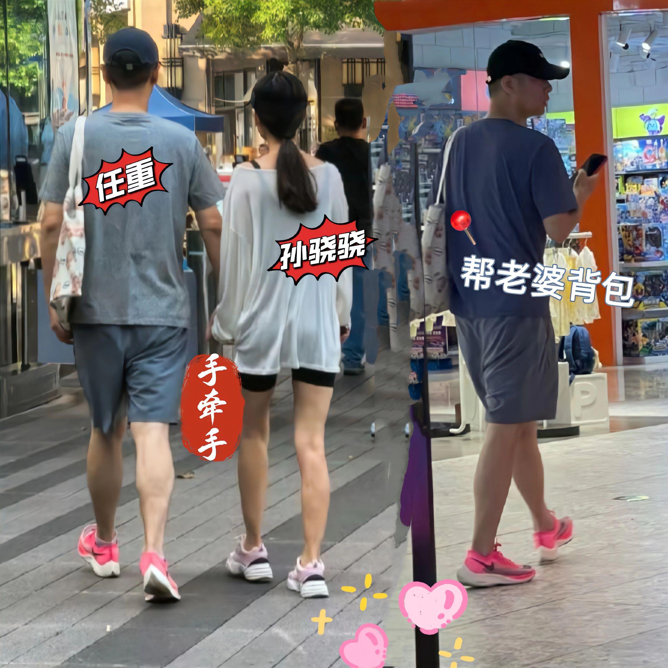任重孙骁骁牵手逛街被偶遇。任重好体贴，帮老婆背包，孙骁骁衣着简单却很有...