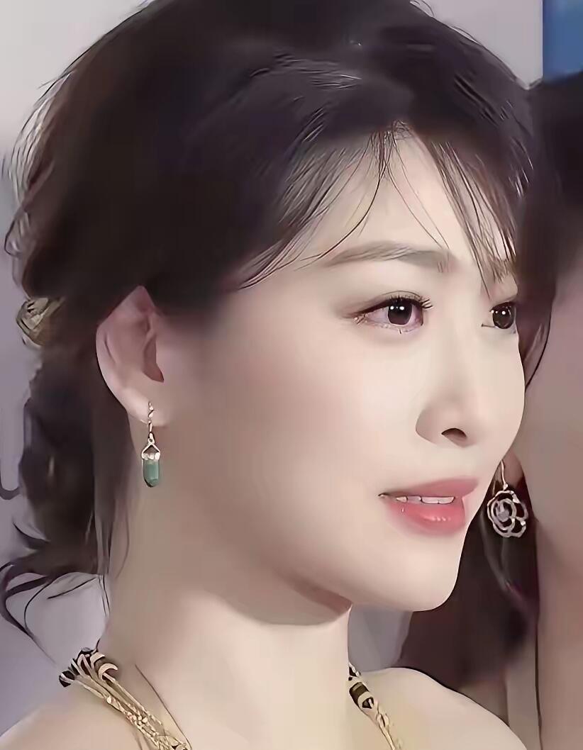 这是80后最美的一个女演员，什么程愫、景甜来了都没有她好看。看那五官面相，绝对是