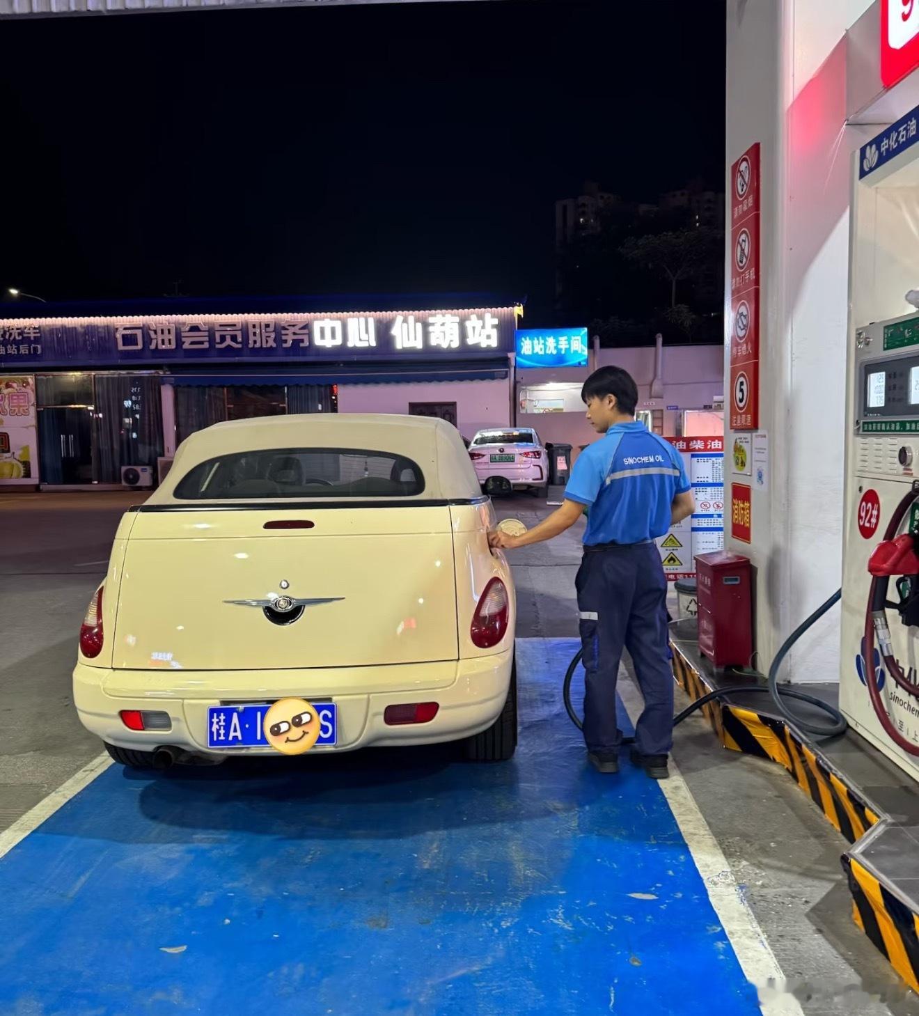 这车太丑了，也真的冷门有人知道这是克莱斯勒的哪款嘛[点赞]​​​