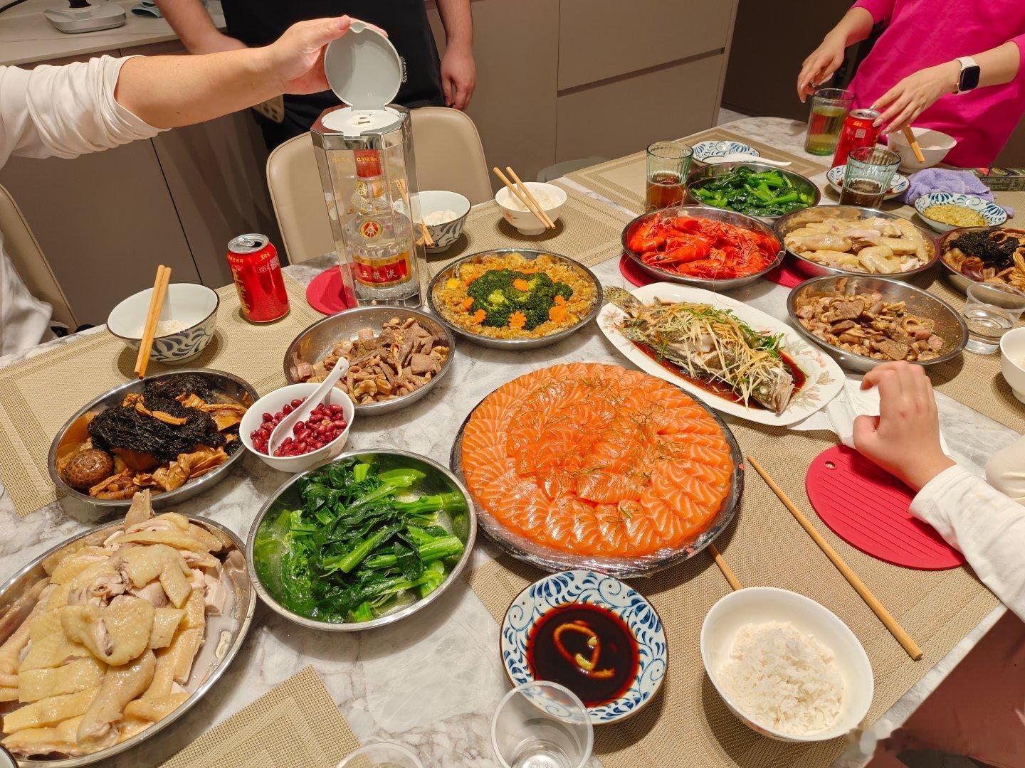 年夜饭正式开饭！大家团聚快乐！