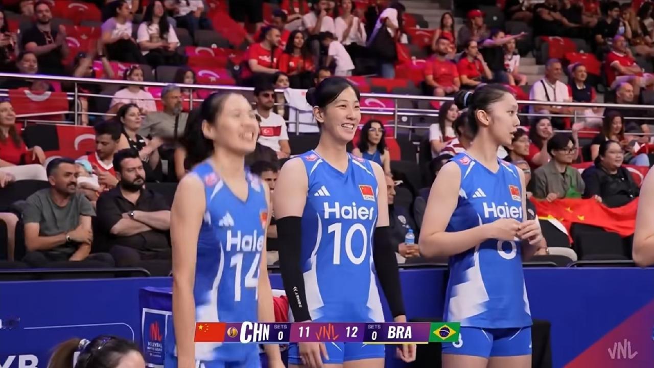 中国女排1-3惜败巴西，年轻队伍虽败犹荣但需好好总结2026世界女排联赛安