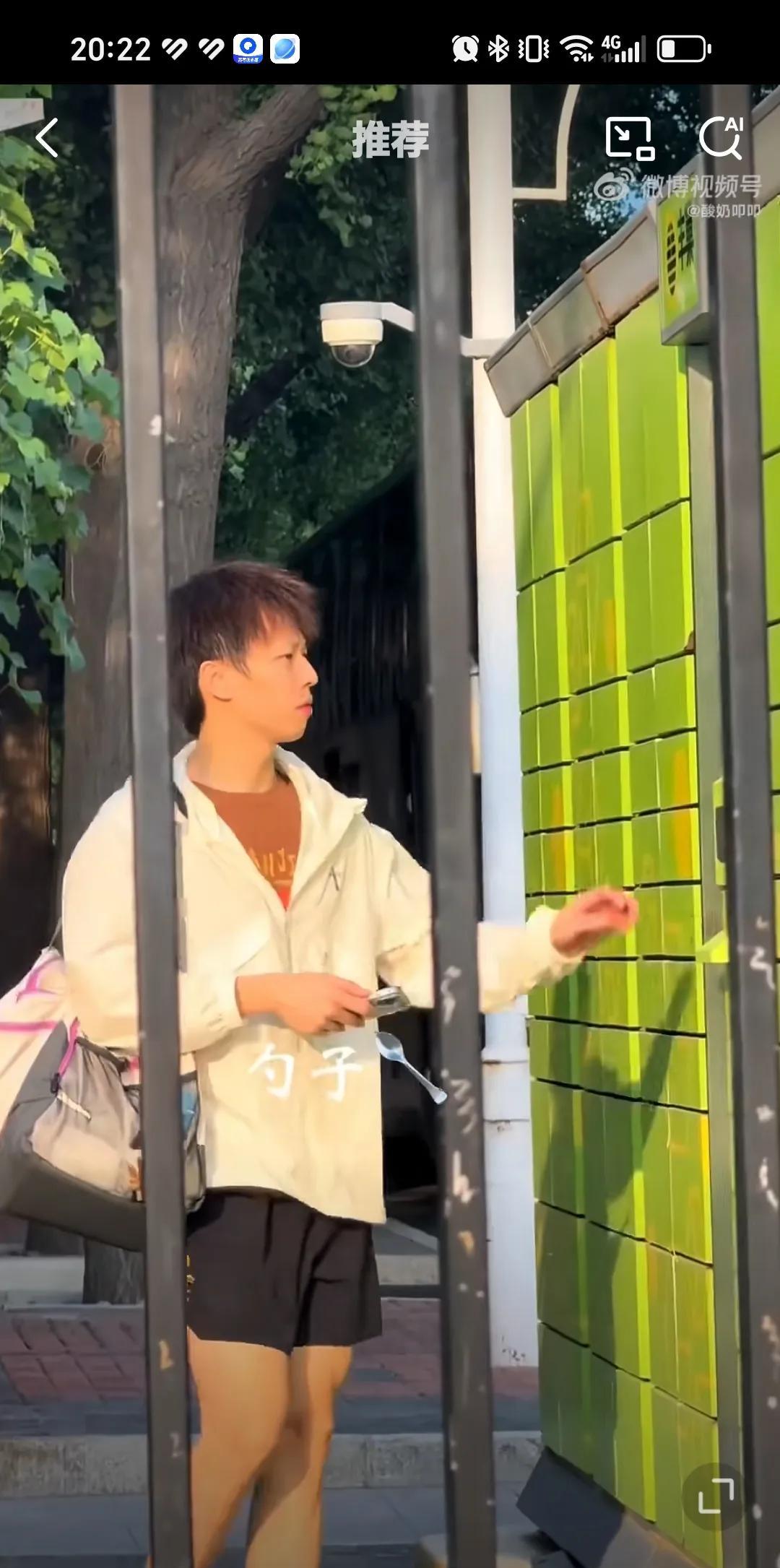6月16日林高远拿快递直接被队友推小车拿到宿舍，林高远你这是买了多少东西。还得拿