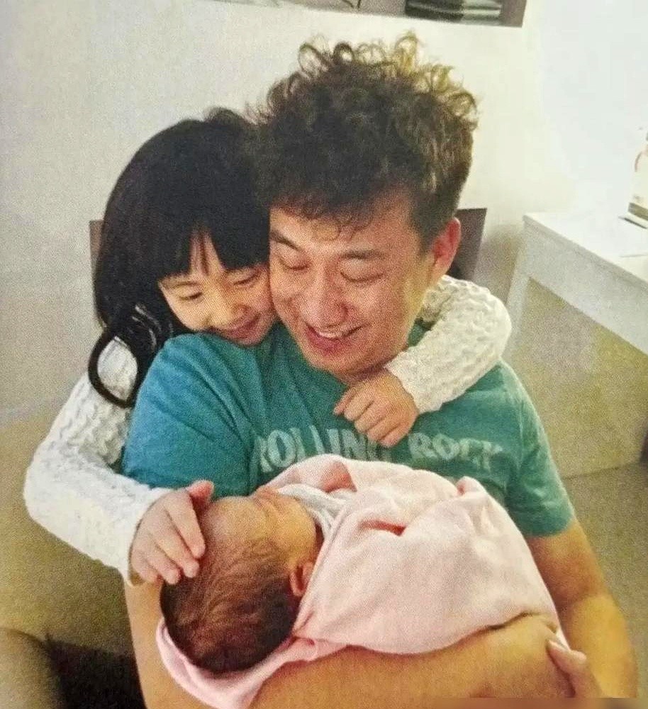 12岁女孩踩着长靴，抱着电吉他在台上猛甩长发，台下全看呆了。黄磊小女儿黄少艾压根没走乖乖女路线。手指