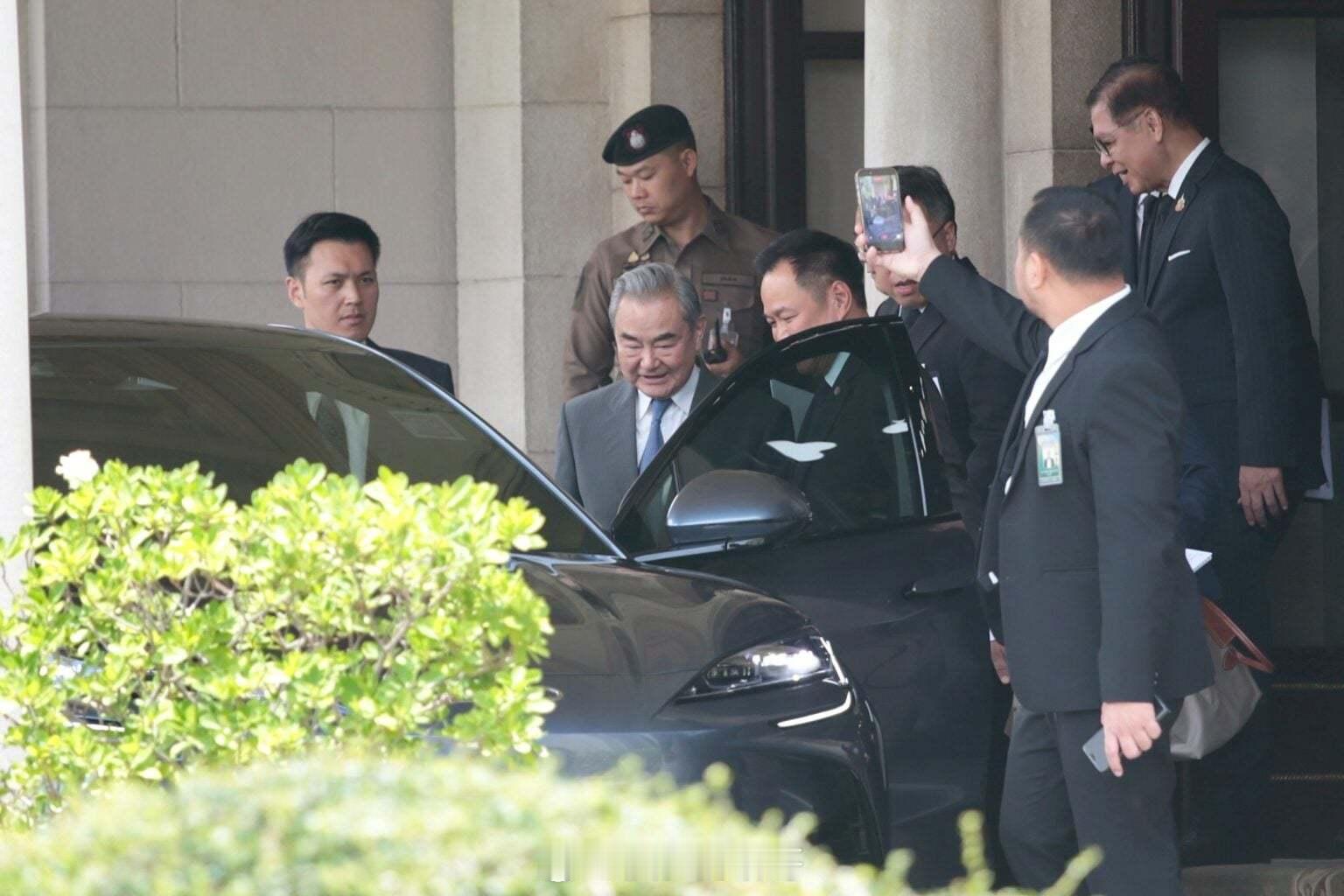 以前坐的是劳斯莱斯，现在换了中国电动车，泰国总理座驾绿色出行改换比亚迪海狮07了