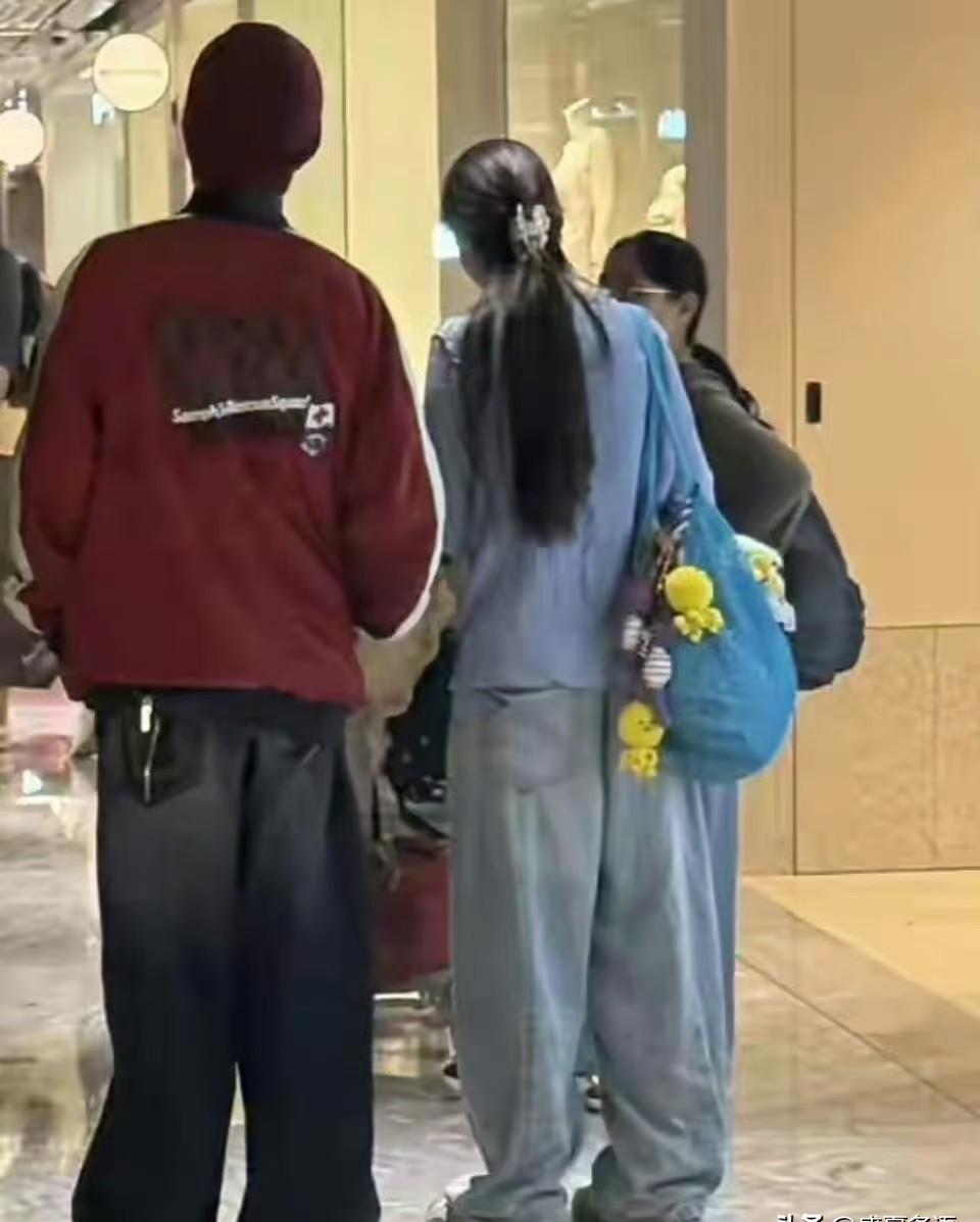 向佐郭碧婷被偶遇，全程0交流！女儿穿汉服像洋娃娃，他却只盯手机——这婚姻真没凉