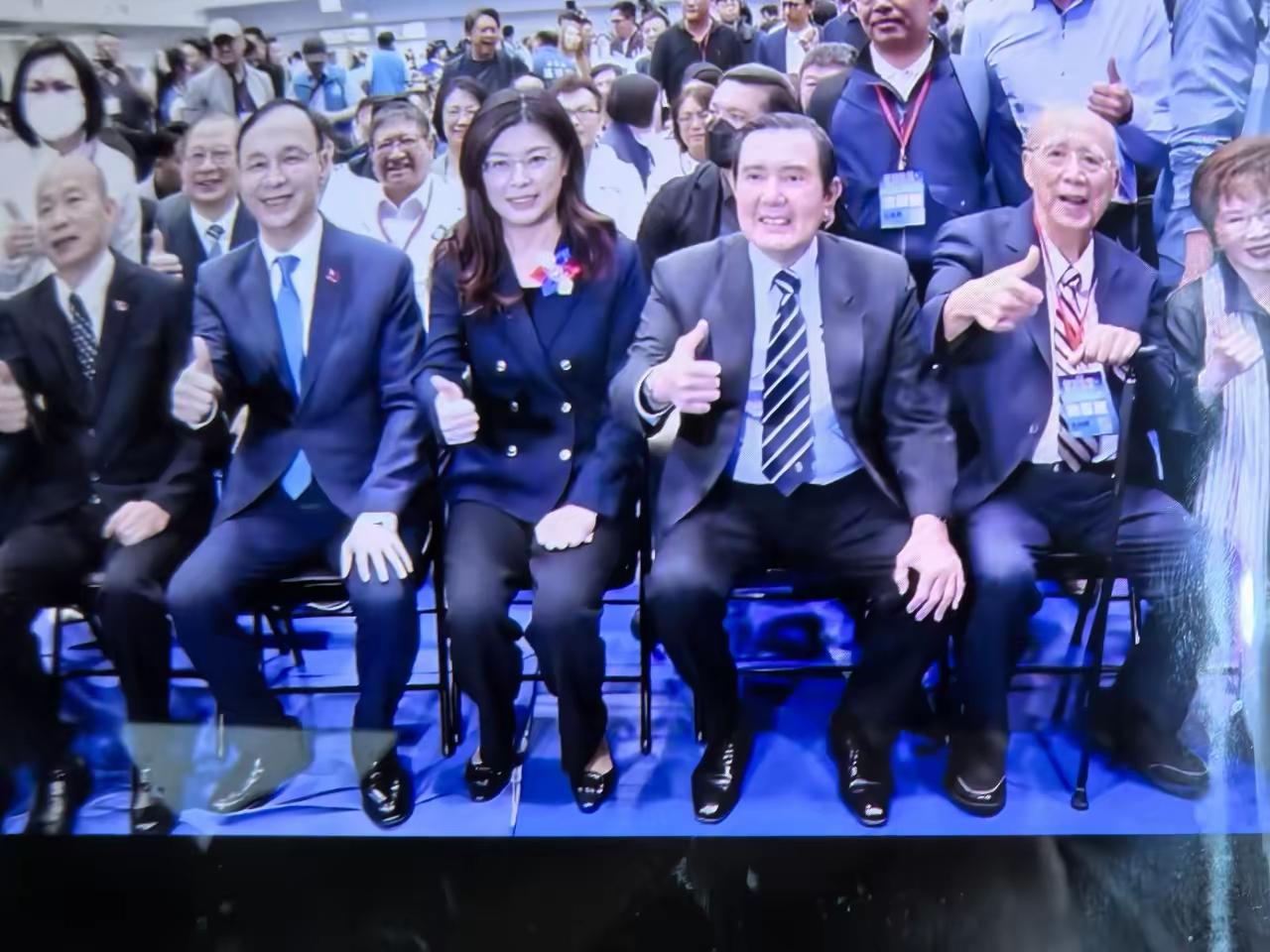 国民党主席郑丽文的尴尬和无奈。郑丽文主席第一次主持国民党中评会，本来非常成功，但