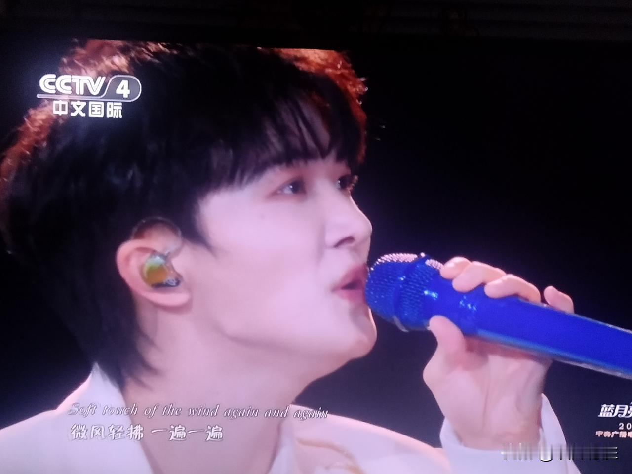 中秋晚会这个名叫周深的歌手最后出场，演唱了歌曲《归来》，按理说压轴出场的都是大牌