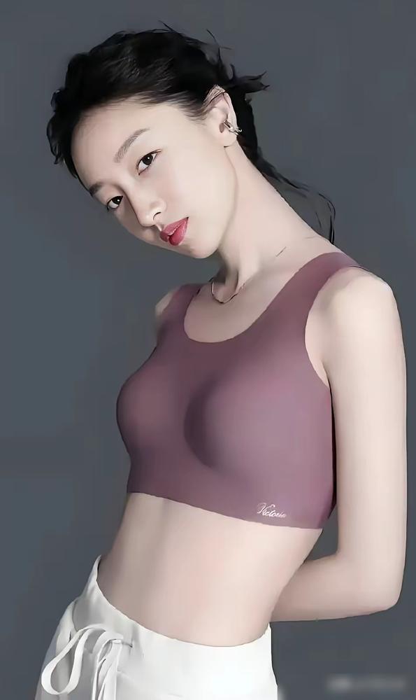 三金影后周冬雨的脸彻底崩了？人家光粘个睫毛，每天就得花俩钟头！最近周冬雨的