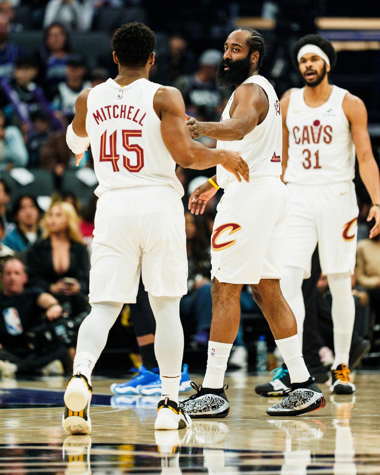 看了今天骑士和国王的比赛，感觉骑士和快船是完全不同风格的球队。快船是有防守没进攻