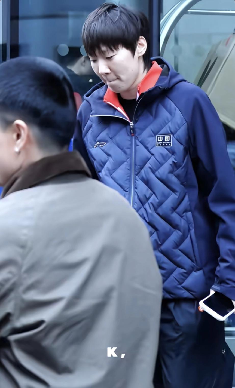 伦敦团体世乒赛结束的第一天，王曼昱当地时间下午与国乒团队一起外出参加活动。看到