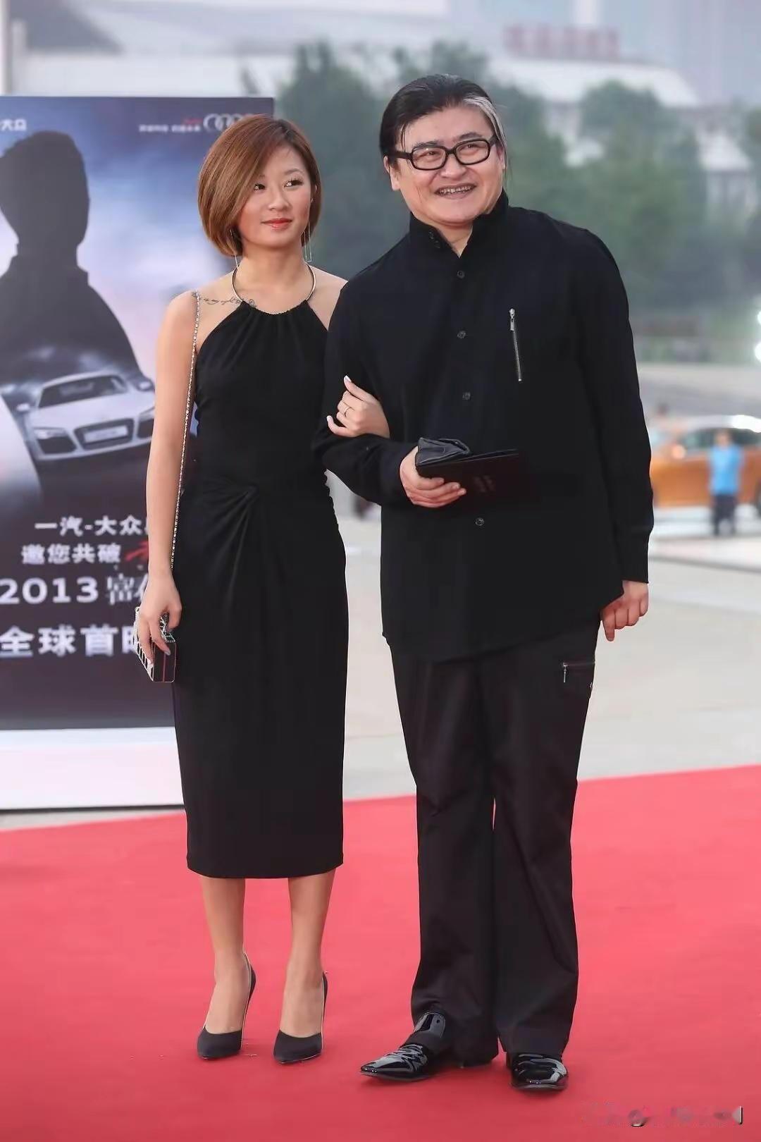 10月27日,刘欢33岁女儿结婚的消息登上热搜。10月26日,一位重庆网友晒出婚