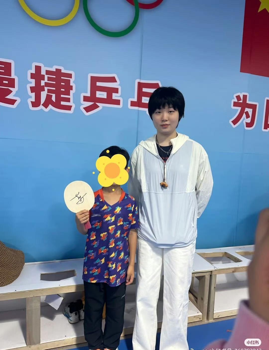 好明媚的小曼姐[赞]！——蒯曼🇨🇳给小球迷们签名[笑着哭]。多哈世乒赛女双