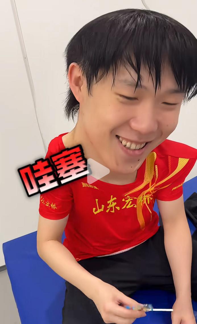 6月10日，乒超联赛第一阶段正在火热进行中，周雨为了缓解一下气氛，发糖啦！糖