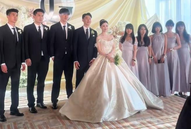 高准翼大婚！出席婚礼的郑智和刘洋穿得有点随意哈，三大北京国安球员出席。日前，国