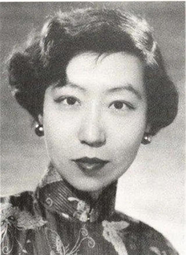 她的父亲趁妻熟睡，潜入她的卧室。她此时正在昏迷中，而父亲从怀中掏出一根针管，将冰