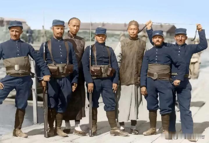 这是清朝末年，几个外国士兵和两个中国清朝男人的一张合影老照片。这些外国士兵看到