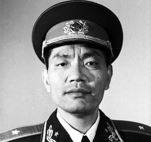1959年的一天，开国将军尤太忠回家看望母亲，竟然撞见骨瘦如柴的老母亲，正要出去