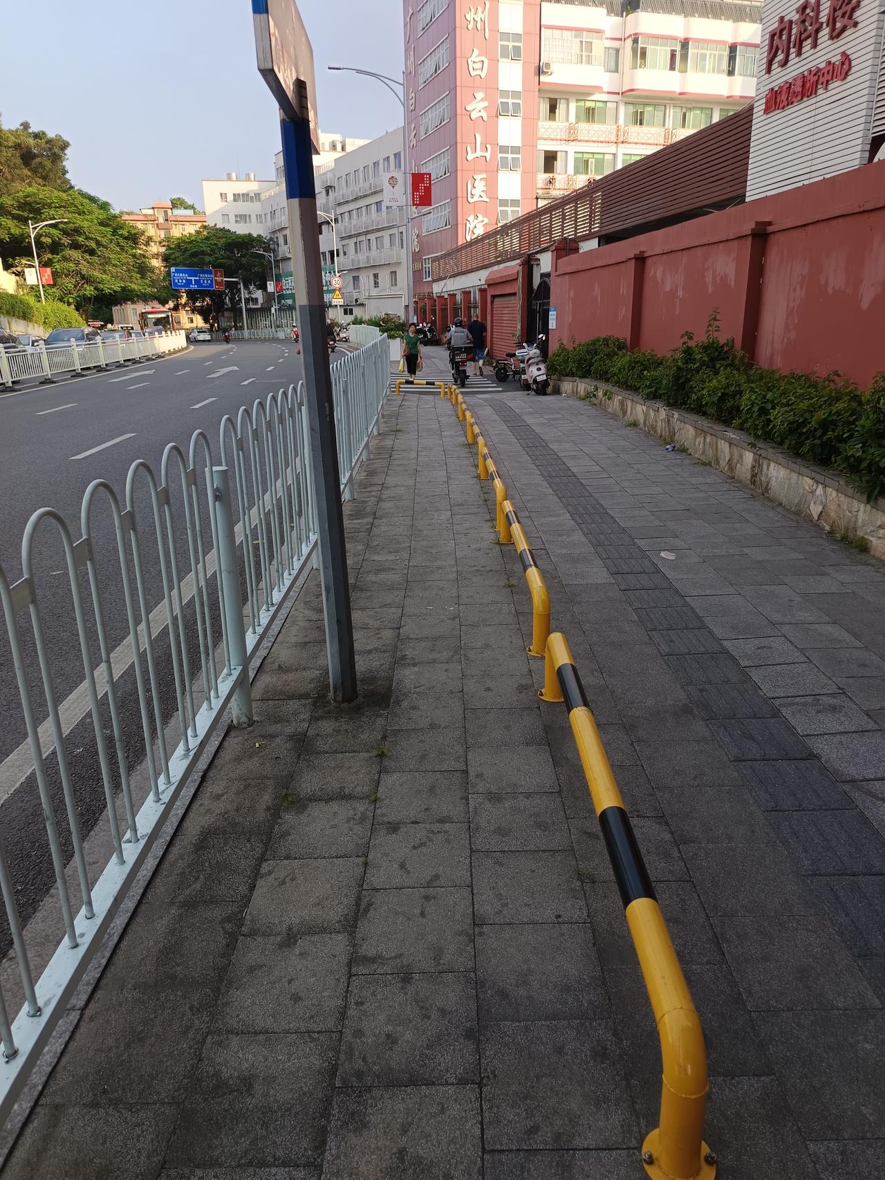 电鸡应该停放哪里？路过广州同泰路，见到人行道用矮栏杆划定了电鸡停放