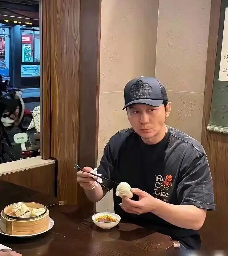 都说李晨混的惨，你知道他撕十年名牌，不动声色揣兜里多少钱吗？巅峰时，邓超3000
