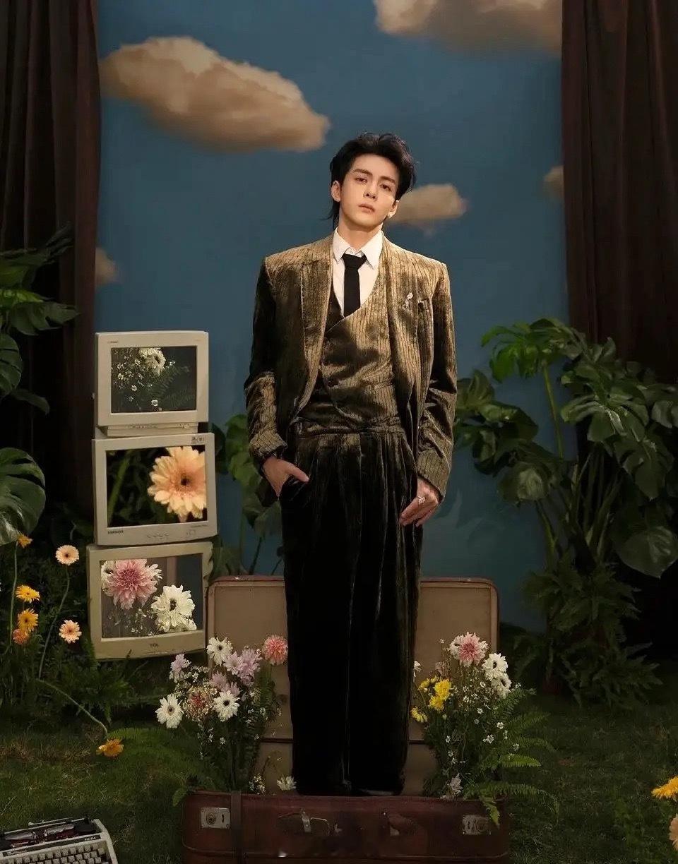 VOGUE盛典男明星纷纷出花图这次VOGUE盛典二十周年主题为花园系列。这次男明
