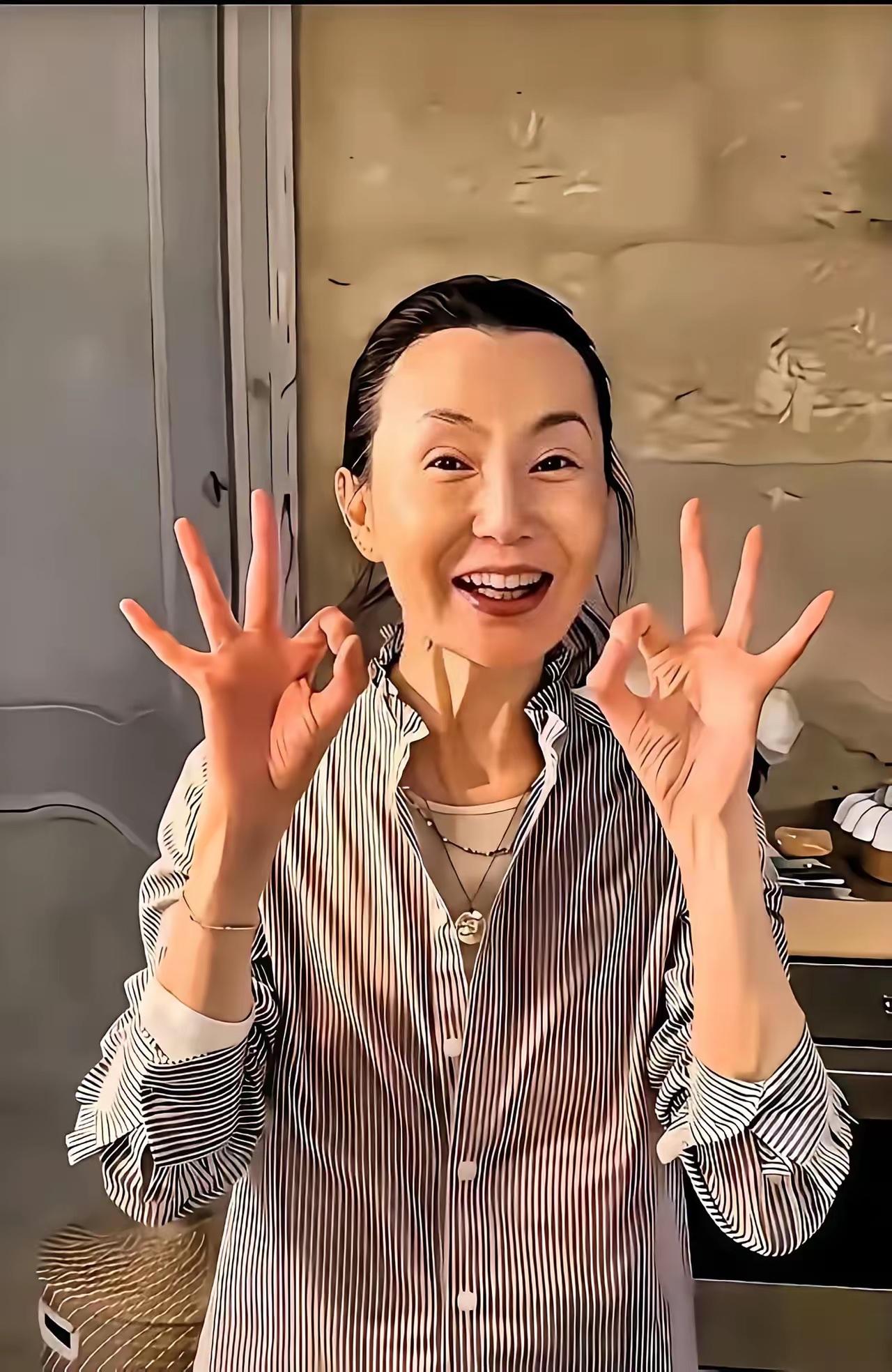这是张曼玉？我的天都六十多了，一点不像