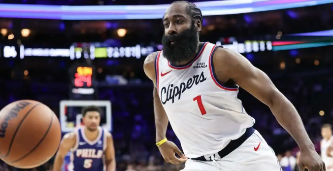 NBA常规赛快船客场挑战黄蜂，此前黄蜂遭遇四连败，以4胜11负排名东部第12，快