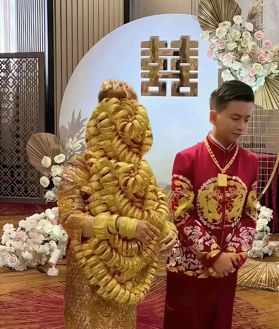 你能不能用一句话来形容一下这个新娘子的穿着？