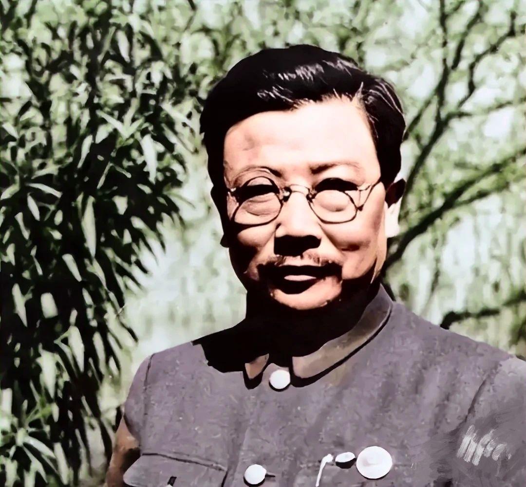 🌞1931年，李克农在一户妇人的窗户下小便，惊动了屋主人，没想到就是这个动