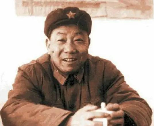 1953年，一个美军顶尖狙击手开了一枪，对面的志愿军战士东倒西歪，栽进了壕沟。二