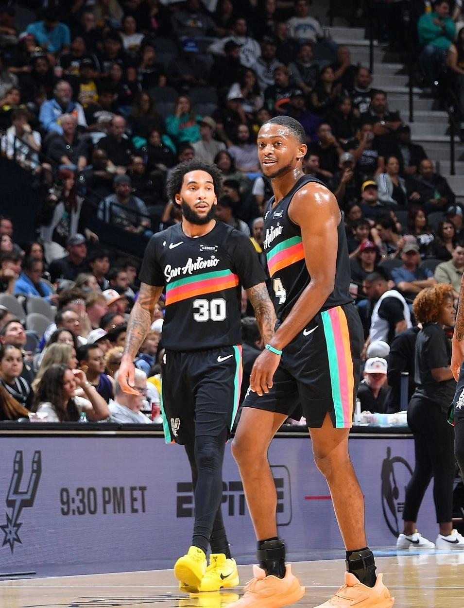 尚帕尼谈到福克斯的发挥:“福克斯实力很强。我在联盟也征战多年，曾作为对手防守过他