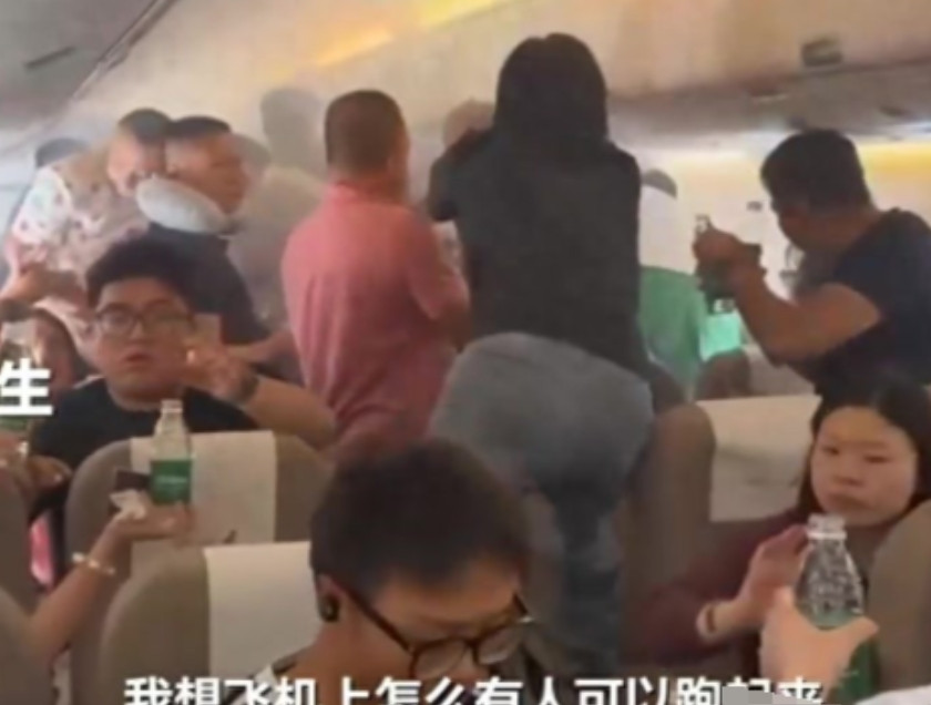 “要么团结，要么团灭！”6月13日，一飞机从舟山飞往揭阳，途中突然失火，瞬间机舱