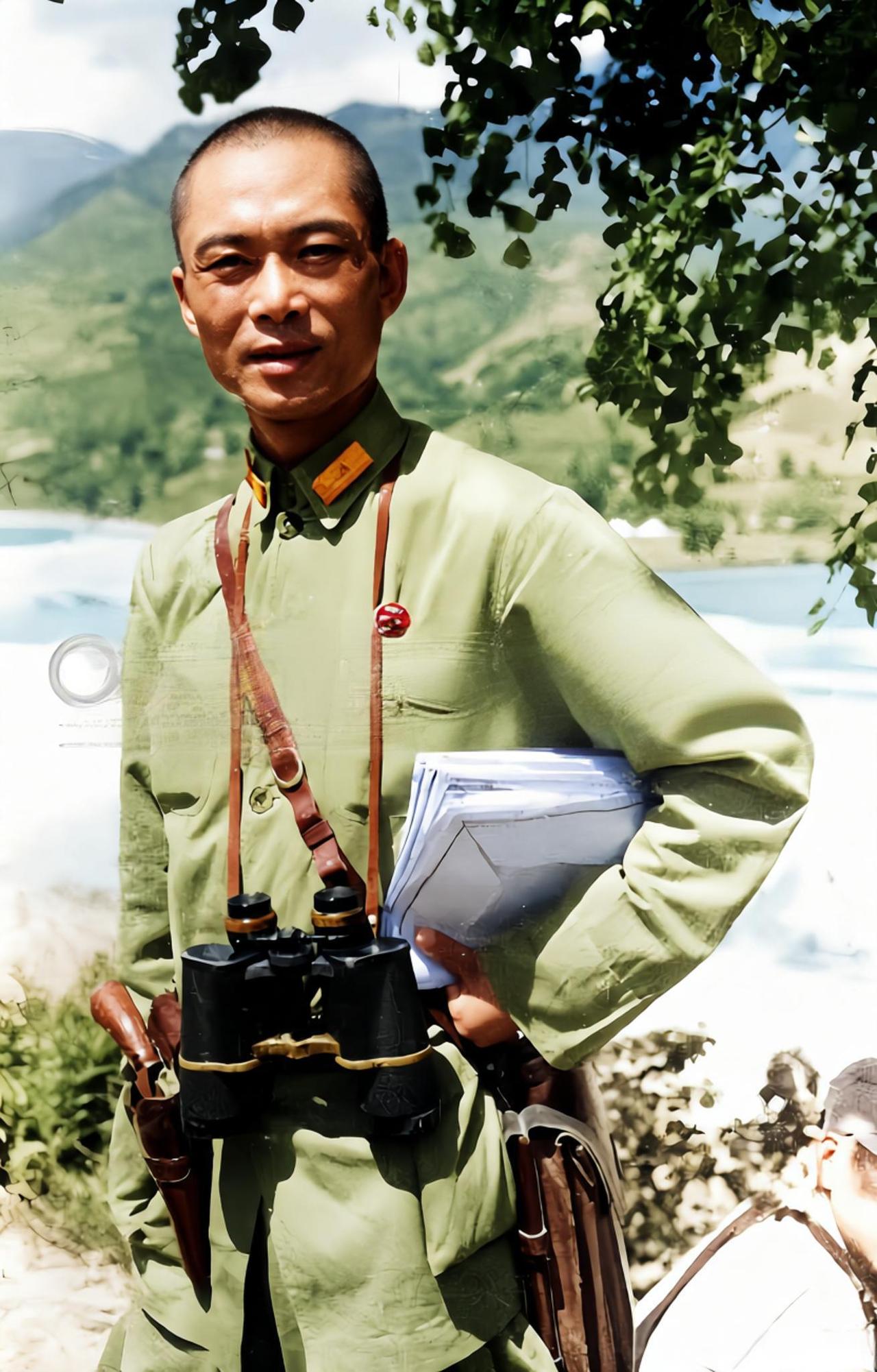 这张照片里的夏德贵，是国民革命军第76师的高级军官（他后期担任该师师长），照片中