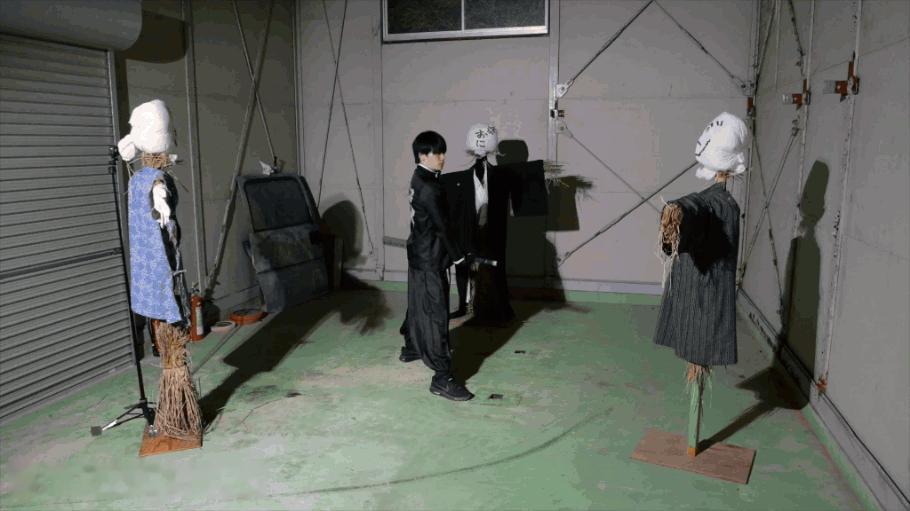 这日本up很早就做过火剑，只不过之前纯拍摄拔刀的那一下效果，这次把劈砍假人给补上