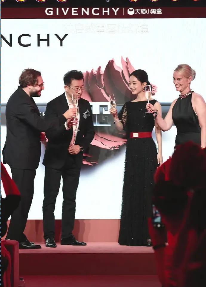 赵丽颖：在突破与创新的路上，永不止步当“赵丽颖直播”的话题悄然登上热搜，人们在