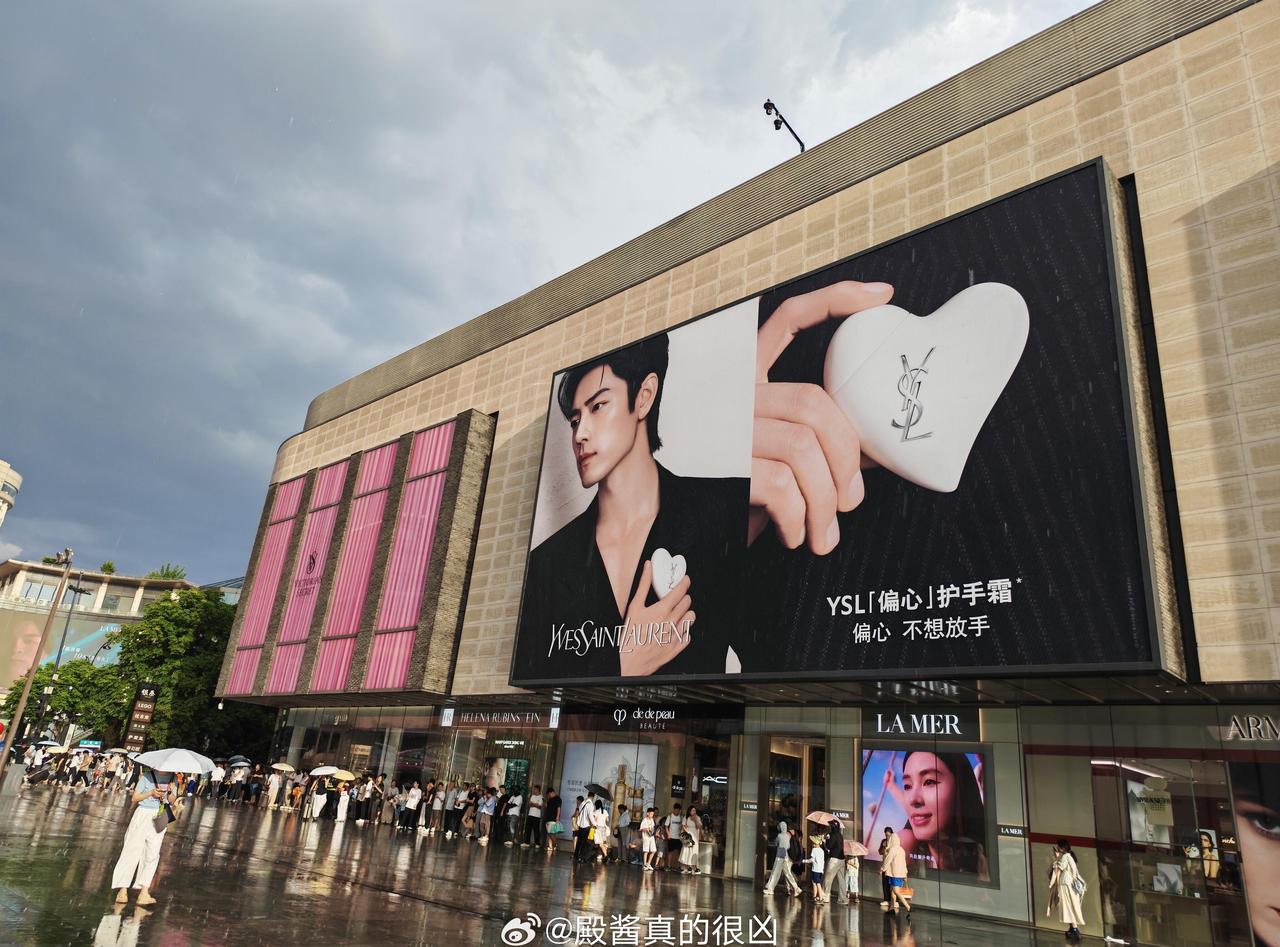 YSL给代言人肖战的排面max！世首帅的脸最适合大屏，世界名画肖战怎么瘦了