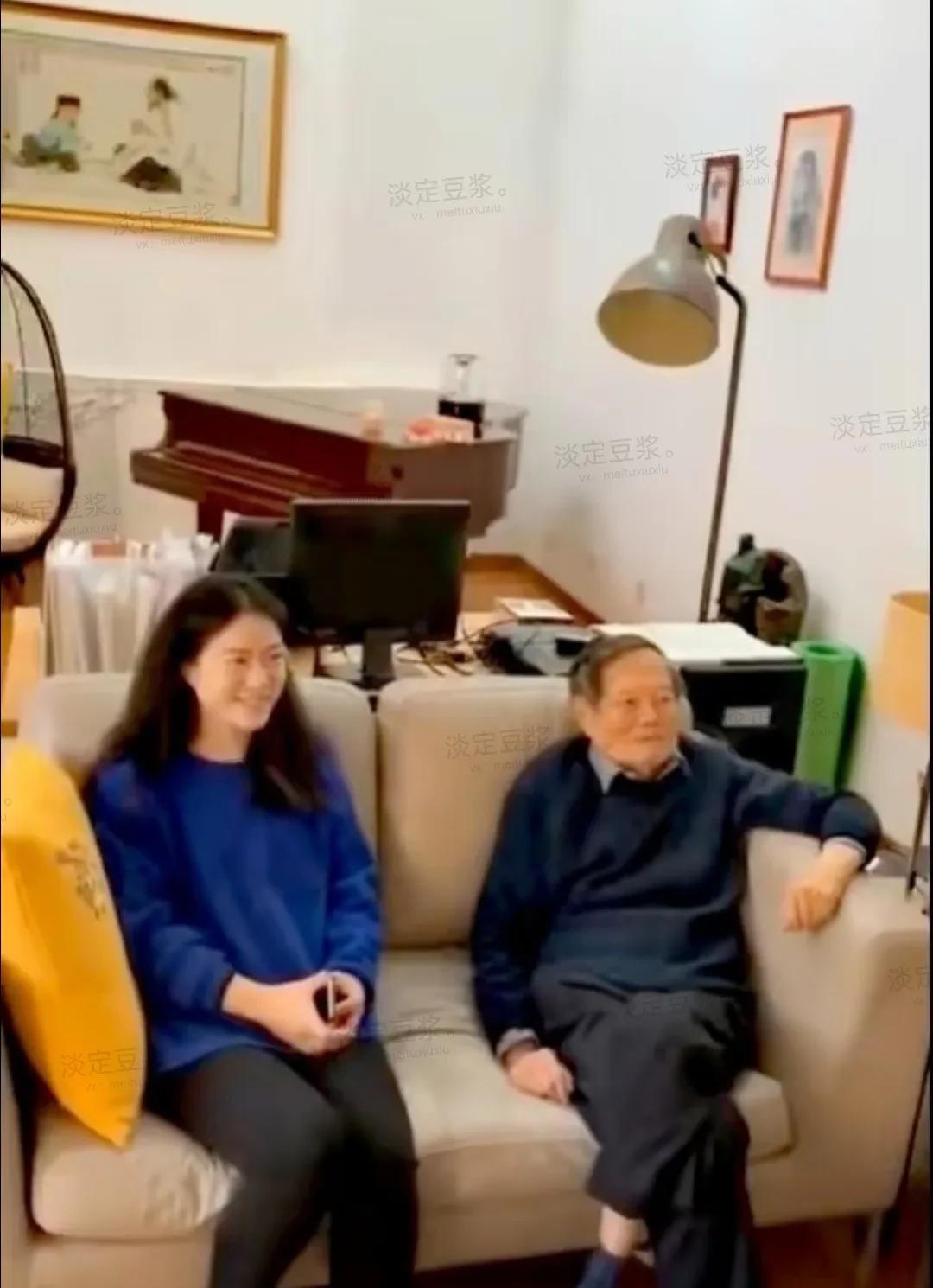 看杨振宁翁帆夫妇的会客厅，看着摆设很简单，一点也不豪华，很淡雅很温馨。会客厅还摆